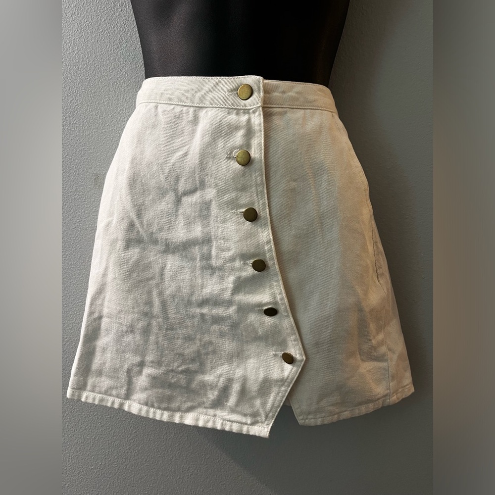 NWT Boutique skirt, white lightweight denim size M.
